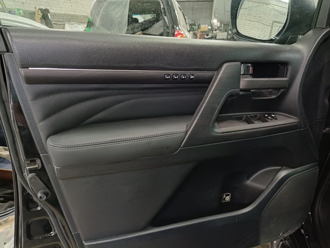Перетяжка салона Land Cruiser 200 в анатомию Lexus