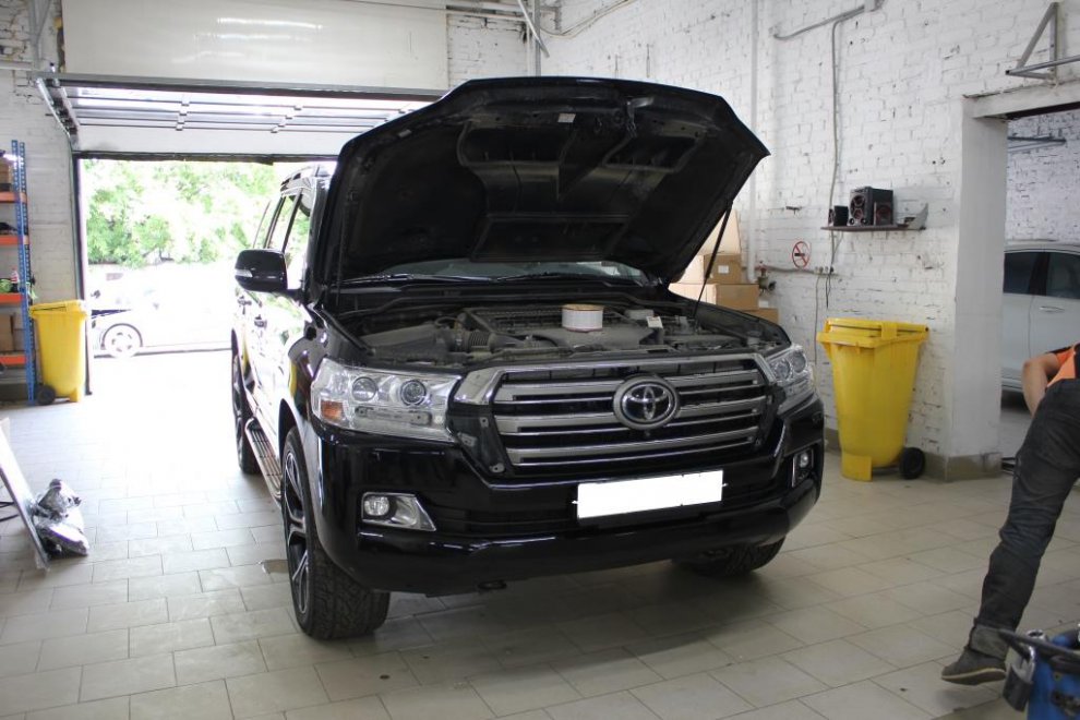 Обвес Executive Black — установка на Toyota Land Cruiser 200