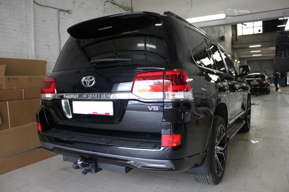 Обвес Executive Black — установка на Toyota Land Cruiser 200